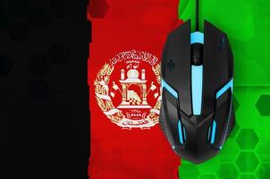 Afghanistan-Flagge und Computermaus. konzept des landes, das das e-sport-team repräsentiert foto