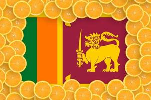 sri lanka flagge im rahmen mit frischen zitrusfruchtscheiben foto