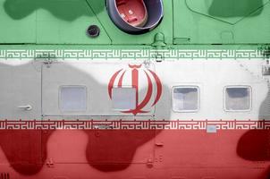 die iranische flagge ist auf der seite des militärischen gepanzerten hubschraubers in der nähe abgebildet. konzeptioneller hintergrund der armeeflugzeuge foto