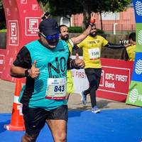 neu delhi, indien - 16. oktober 2022 - vedanta delhi halbmarathonrennen nach covid, bei dem die marathonteilnehmer kurz vor dem überqueren der ziellinie stehen, delhi halbmarathon 2022 foto