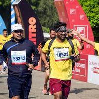 neu delhi, indien - 16. oktober 2022 - vedanta delhi halbmarathonrennen nach covid, bei dem die marathonteilnehmer kurz vor dem überqueren der ziellinie stehen, delhi halbmarathon 2022 foto