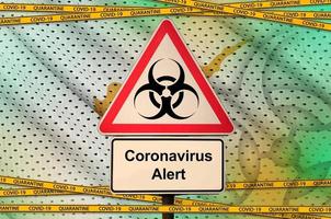 zyprische flagge und covid-19-biohazard-symbol mit orangefarbenem quarantäneband. Coronavirus- oder 2019-ncov-Viruskonzept foto