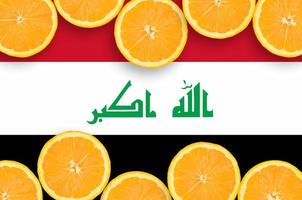 irak-flagge im horizontalen rahmen der zitrusfruchtscheiben foto