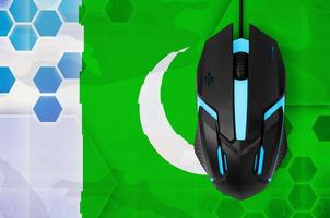 Pakistan-Flagge und Computermaus. konzept des landes, das das e-sport-team repräsentiert foto