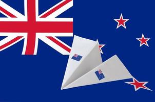 Neuseeland-Flagge auf Papier-Origami-Flugzeug abgebildet. handgemachtes kunstkonzept foto