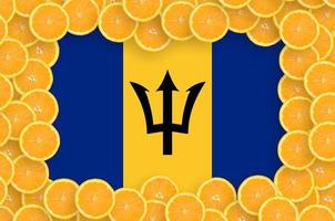 barbados-flagge im rahmen der frischen zitrusfruchtscheiben foto