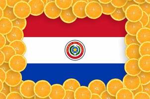 paraguay-flagge im rahmen mit frischen zitrusfruchtscheiben foto