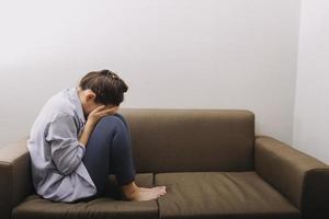 asiatische frauen mit stress, sie hielt sich allein in ihrem schlafzimmer, depression. foto