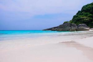 schöner tropischer strand mit meer und sand ozeanblauer himmel für reisen im urlaub entspannen zeit foto