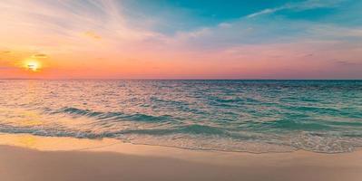 Seesand-Himmelskonzept, Sonnenuntergang färbt Wolken, Panorama-Hintergrundbanner. inspirierende naturlandschaft, schöne farben, wunderbarer tropischer strand. Traumstrand Sonnenuntergang, Sommerurlaub, Meditation foto