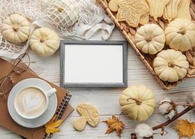 Herbstkomposition. gemütliche Wohnatmosphäre. Bilderrahmen. foto