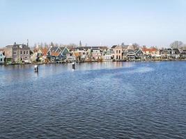 amsterdam stadt am fluss mit bunten häusern und holzhafen, reisereportage foto