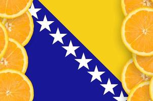 Flagge von Bosnien und Herzegowina im vertikalen Rahmen von Zitrusfruchtscheiben foto