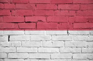 Indonesien-Flagge wird auf eine alte Backsteinmauer gemalt foto