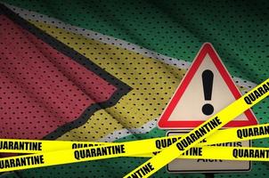 Guyana-Flagge und Covid-19-Quarantäne-Gelbband. Coronavirus oder 2019-ncov-Virus foto