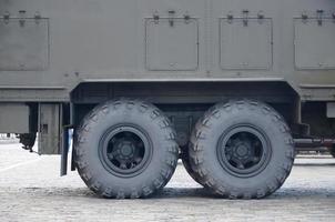 Nahaufnahme eines grünen Militärlastwagens. moderne militärische Transportfahrzeugtechnologien foto