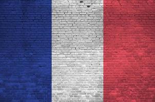 Frankreich-Flagge in Lackfarben auf alter Backsteinmauer dargestellt. strukturiertes banner auf großem backsteinmauermauerwerkhintergrund foto