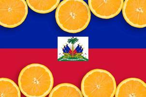 haiti-flagge im horizontalen rahmen der zitrusfruchtscheiben foto