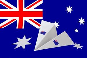 australien-flagge auf papier-origami-flugzeug dargestellt. handgemachtes kunstkonzept foto