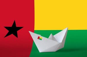 guinea bissau flagge auf papier origami schiff nahaufnahme dargestellt. handgemachtes kunstkonzept foto