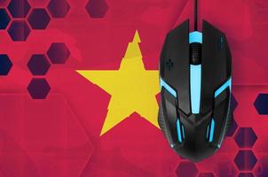 Vietnam-Flagge und Computermaus. konzept des landes, das das e-sport-team repräsentiert foto