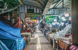 umwelt, lebensstil, schwimmender markt von amphawa, samut songkhram, thailand. Jahr 2020 foto