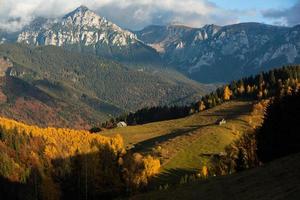 eine bezaubernde berglandschaft in den bucegi-bergen, karpaten, rumänien. Herbstnatur in Moeciu de Sus, Siebenbürgen foto