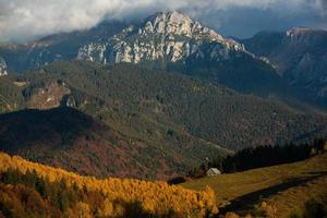 eine bezaubernde berglandschaft in den bucegi-bergen, karpaten, rumänien. Herbstnatur in Moeciu de Sus, Siebenbürgen foto