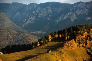 eine bezaubernde berglandschaft in den bucegi-bergen, karpaten, rumänien. Herbstnatur in Moeciu de Sus, Siebenbürgen foto