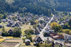 Shirakawa historisches Japanisch. Shirakawago-Dorf im Herbst aus der Vogelperspektive. Hausbau aus Holz mit Dach im Gassho-Zukuri-Stil. shirakawa-go ist unesco-welterbe und wahrzeichen in japan foto