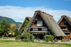 shirakawa traditionelles und historisches japanisches dorf shirakawago im herbst. Hausbau aus Holz mit Dach im Gassho-Zukuri-Stil. shirakawa-go ist ein unesco-welterbe und ein wahrzeichen in japan. foto