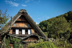 shirakawa traditionelles und historisches japanisches dorf shirakawago im herbst. Hausbau aus Holz mit Dach im Gassho-Zukuri-Stil. shirakawa-go ist ein unesco-welterbe und ein wahrzeichen in japan. foto