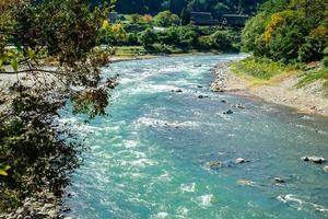 Shokawa-Fluss während des Herbstlaubs im Herbst bei Shirakawago von der Brücke. foto