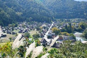 Shirakawa historisches Japanisch. Shirakawago-Dorf im Herbst aus der Vogelperspektive. Hausbau aus Holz mit Dach im Gassho-Zukuri-Stil. shirakawa-go ist unesco-welterbe und wahrzeichen in japan foto