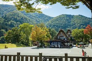 shirakawa, gifu, japan - oktober 2022 - shirakawago touristisches zentrum während des herbstlaubs in der herbstsaison mit wenigen touristen nach einer covid-situation. foto