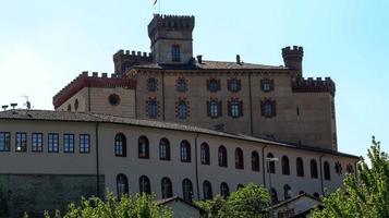 das schloss von barolo in der piemontesischen langhe, reich eines der berühmtesten weine der welt foto