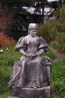 die große dame von calata, eine statue des clujer bildhauers kolozsvari szeszak ferenc, gesehen im herbst foto