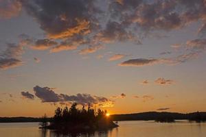 Dramatischer Sonnenuntergang in den nördlichen Wäldern foto