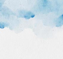 Aquarell des blauen Himmels mit Papierbeschaffenheit, Hintergrund für Schablone. Einladungskarte. Grußkarte. Hochzeitskarte foto