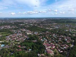 eine luftaufnahme der stadt sangatta in ostborneo, indonesien. foto