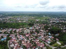 eine luftaufnahme der stadt sangatta in ostborneo, indonesien. foto