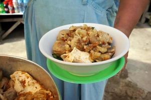 Bakso Setan aus Indonesien. Super scharfe Frikadellensuppe mit Nudeln, Hühnerfüßen, Tofu und Rinderfett. selektiver Fokus. foto