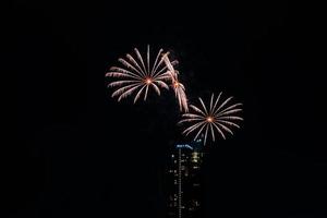 feuerwerk auf dem fluss im dunklen himmel foto