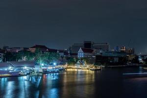 Blick auf den Fluss Chao Phraya bei Nacht foto
