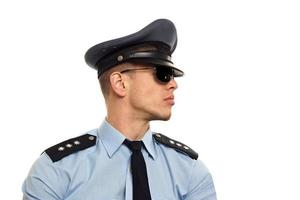 Porträt des Polizisten bei Sonnenbrille foto