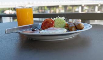 Frühstück mit Orangensaft auf dem Tisch foto