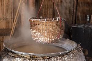 Korb mit Salz, das durch Kochen gewonnen wird. bergsalz hat nur einen ort auf der welt in bo kluea thailand. foto