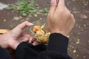 genießen sie das essen tofu gejrot spezialkost mit den grundzutaten von tofu. foto