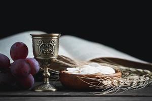 konzept der eucharistie oder der heiligen gemeinschaft des christentums. Eucharistie ist ein von Jesus eingesetztes Sakrament. beim letzten Abendmahl mit Jüngern. brot und wein sind leib und blut von jesus christus der christen. foto