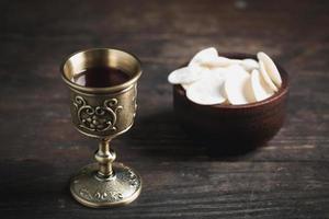 konzept der eucharistie oder der heiligen gemeinschaft des christentums. Eucharistie ist ein von Jesus eingesetztes Sakrament. beim letzten Abendmahl mit Jüngern. brot und wein sind leib und blut von jesus christus der christen. foto